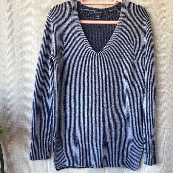 C by Bloomingdales wool and cashmere blend V-Neck Sweater. Size M - Picture 1 of 7